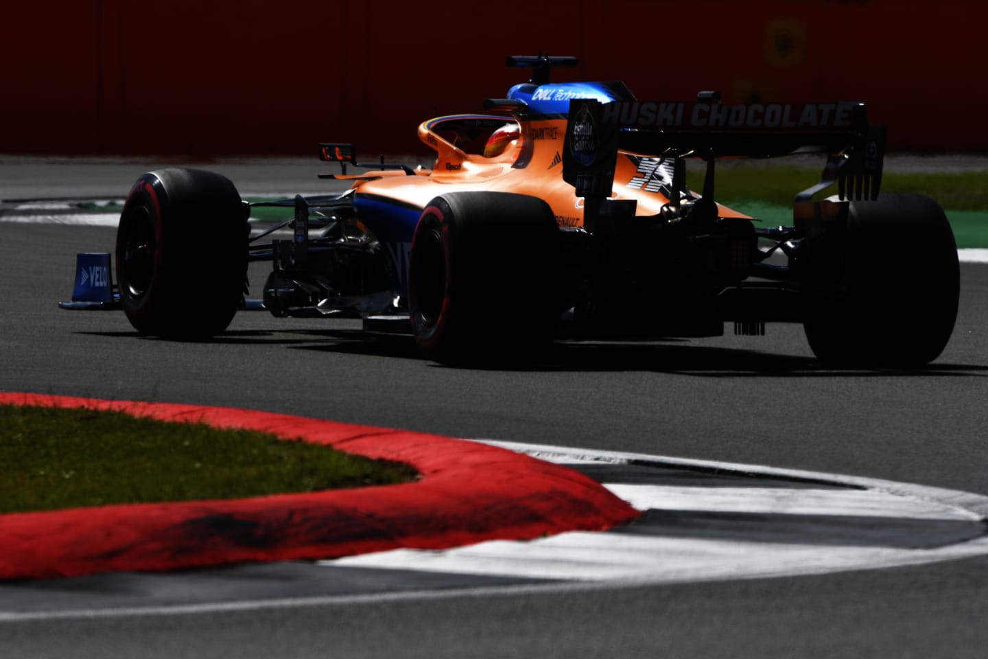 NORTHAMPTON, ENGLAND - AUGUST 01: Carlos Sainz of Spain driving the (55) McLaren F1 Team MCL35 Renault on track during qualifying for the F1 Grand Prix of Great Britain at Silverstone on August 01, 2020 in Northampton, England. (Photo by Rudy Carezzevoli/Getty Images)