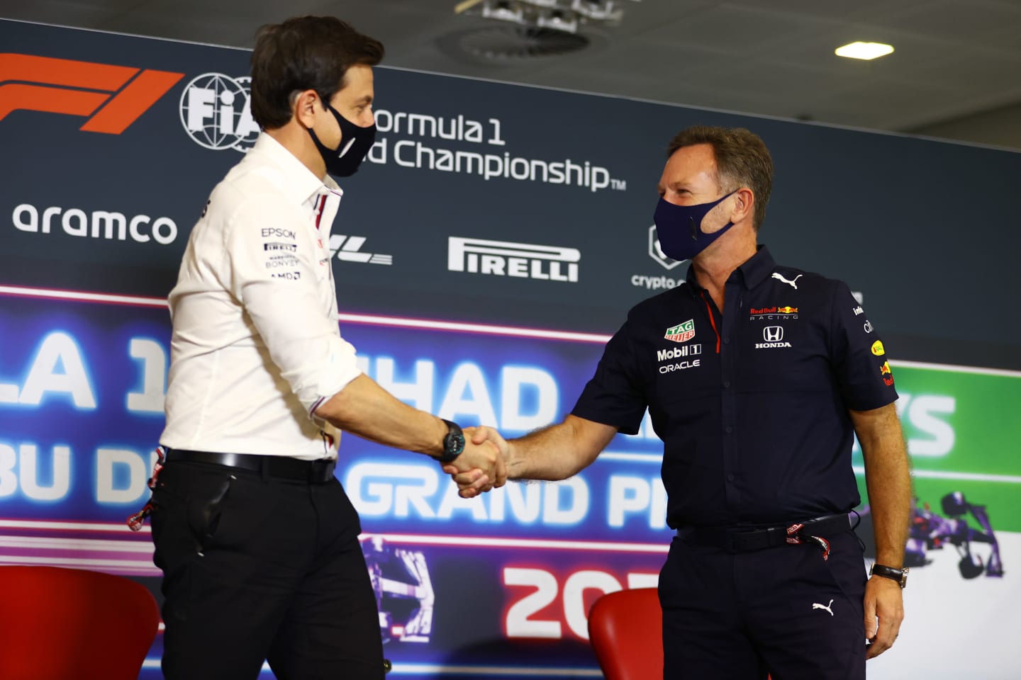 ABU DHABI, UNITED ARAB EMIRATES - DECEMBER 10: Mercedes GP Executive Director Toto Wolff and Red Bull Racing Team Principal Christian Horner shake hands in the team principals press conference ahead of the F1 Grand Prix of Abu Dhabi at Yas Marina Circuit on December 10, 2021 in Abu Dhabi, United Arab Emirates. (Photo by Bryn Lennon/Getty Images)