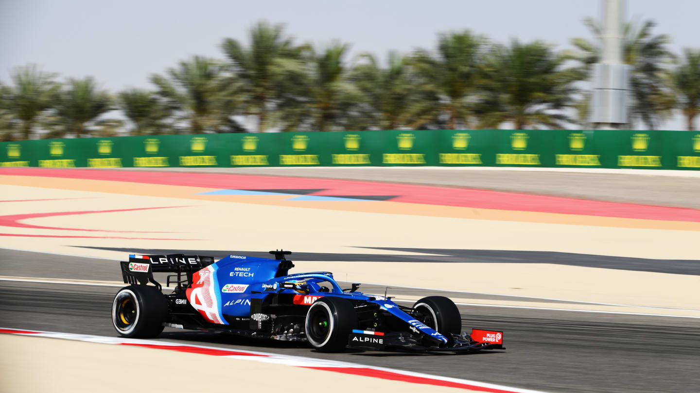 BAHRAIN, BAHRAIN - MARCH 26: Fernando Alonso of Spain driving the (14) Alpine A521 Renault drives