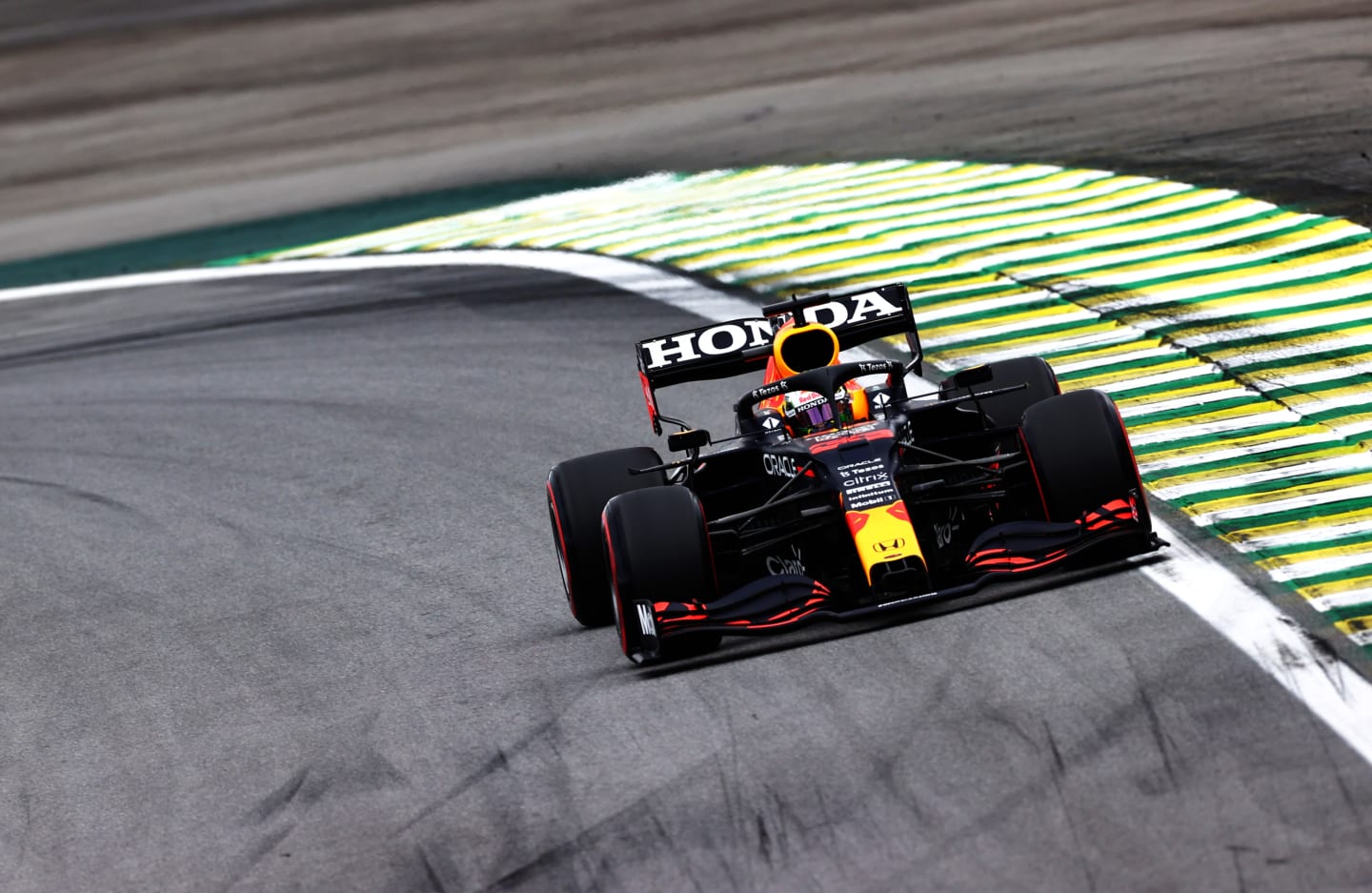 SAO PAULO, BRAZIL - NOVEMBER 12: Max Verstappen of the Netherlands driving the (33) Red Bull Racing RB16B Honda during qualifying ahead of the F1 Grand Prix of Brazil at Autodromo Jose Carlos Pace on November 12, 2021 in Sao Paulo, Brazil. (Photo by Mark Thompson/Getty Images)