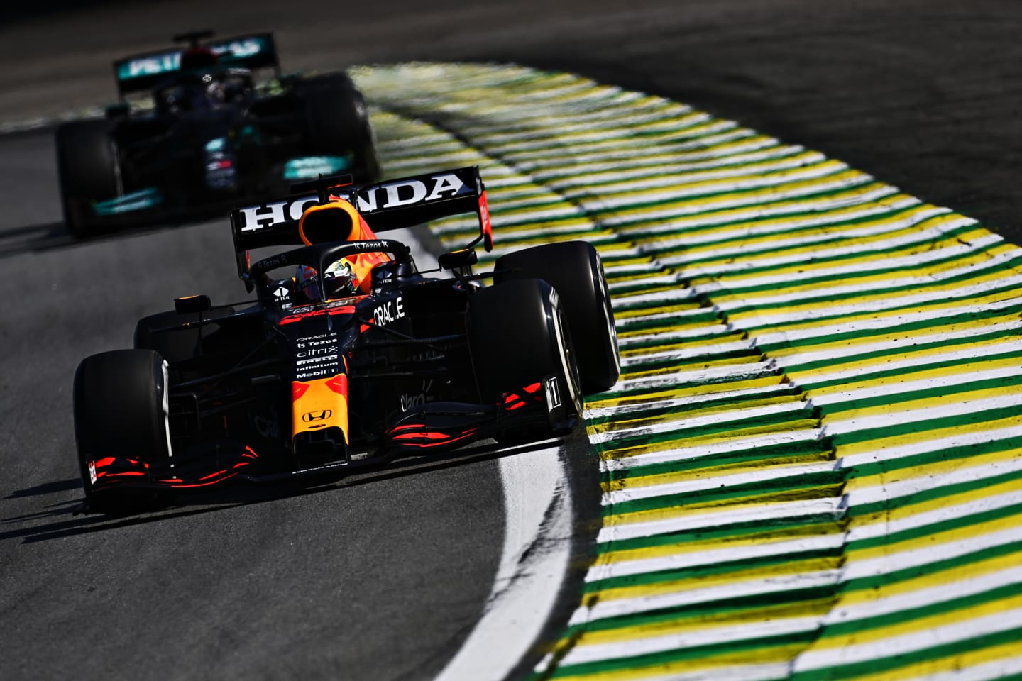 SAO PAULO, BRAZIL - NOVEMBER 14: Max Verstappen of the Netherlands driving the (33) Red Bull Racing RB16B Honda leads Lewis Hamilton of Great Britain driving the (44) Mercedes AMG Petronas F1 Team Mercedes W12 during the F1 Grand Prix of Brazil at Autodromo Jose Carlos Pace on November 14, 2021 in Sao Paulo, Brazil. (Photo by Clive Mason - Formula 1/Formula 1 via Getty Images)