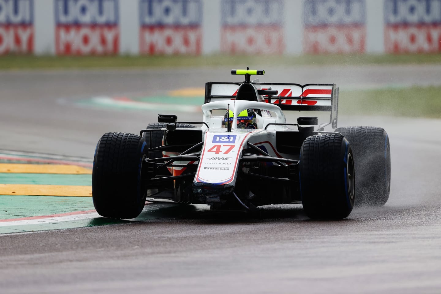 IMOLA, ITALY - APRIL 18: Mick Schumacher of Germany driving the (47) Haas F1 Team VF-21 Ferrari with a missing front wing during the F1 Grand Prix of Emilia Romagna at Autodromo Enzo e Dino Ferrari on April 18, 2021 in Imola, Italy. (Photo by Bryn Lennon/Getty Images)