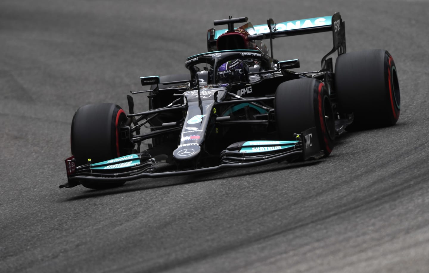 MONZA, ITALY - SEPTEMBER 10: Lewis Hamilton of Great Britain driving the (44) Mercedes AMG Petronas F1 Team Mercedes W12 during qualifying ahead of the F1 Grand Prix of Italy at Autodromo di Monza on September 10, 2021 in Monza, Italy. (Photo by Rudy Carezzevoli/Getty Images)