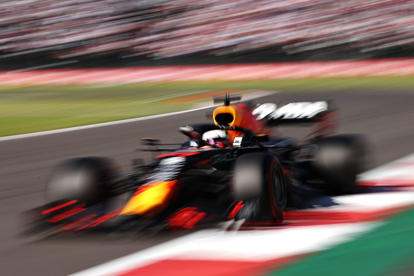 MEXICO CITY, MEXICO - NOVEMBER 06: Max Verstappen of the Netherlands driving the (33) Red Bull Racing RB16B Honda during qualifying ahead of the F1 Grand Prix of Mexico at Autodromo Hermanos Rodriguez on November 06, 2021 in Mexico City, Mexico. (Photo by Lars Baron/Getty Images)