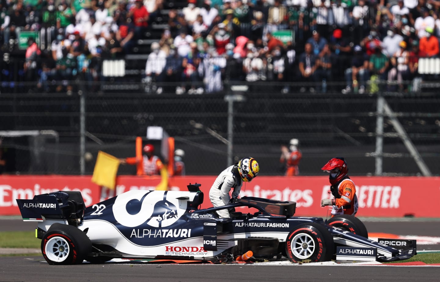 MEXICO CITY, MEXICO - NOVEMBER 07: Yuki Tsunoda of Japan driving the (22) Scuderia AlphaTauri AT02