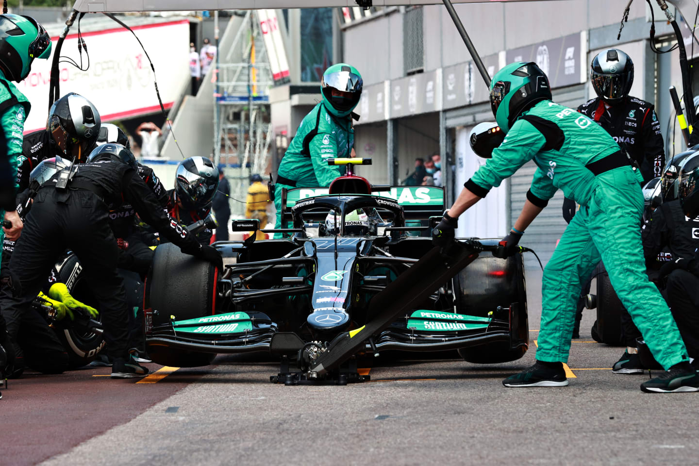 MONTE-CARLO, MONACO - MAY 23: Valtteri Bottas of Finland driving the (77) Mercedes AMG Petronas F1 Team Mercedes W12 makes a pitstop but his front right wheel is stuck on his car leading to his retirement from the race during the F1 Grand Prix of Monaco at Circuit de Monaco on May 23, 2021 in Monte-Carlo, Monaco. (Photo by Mark Thompson/Getty Images)