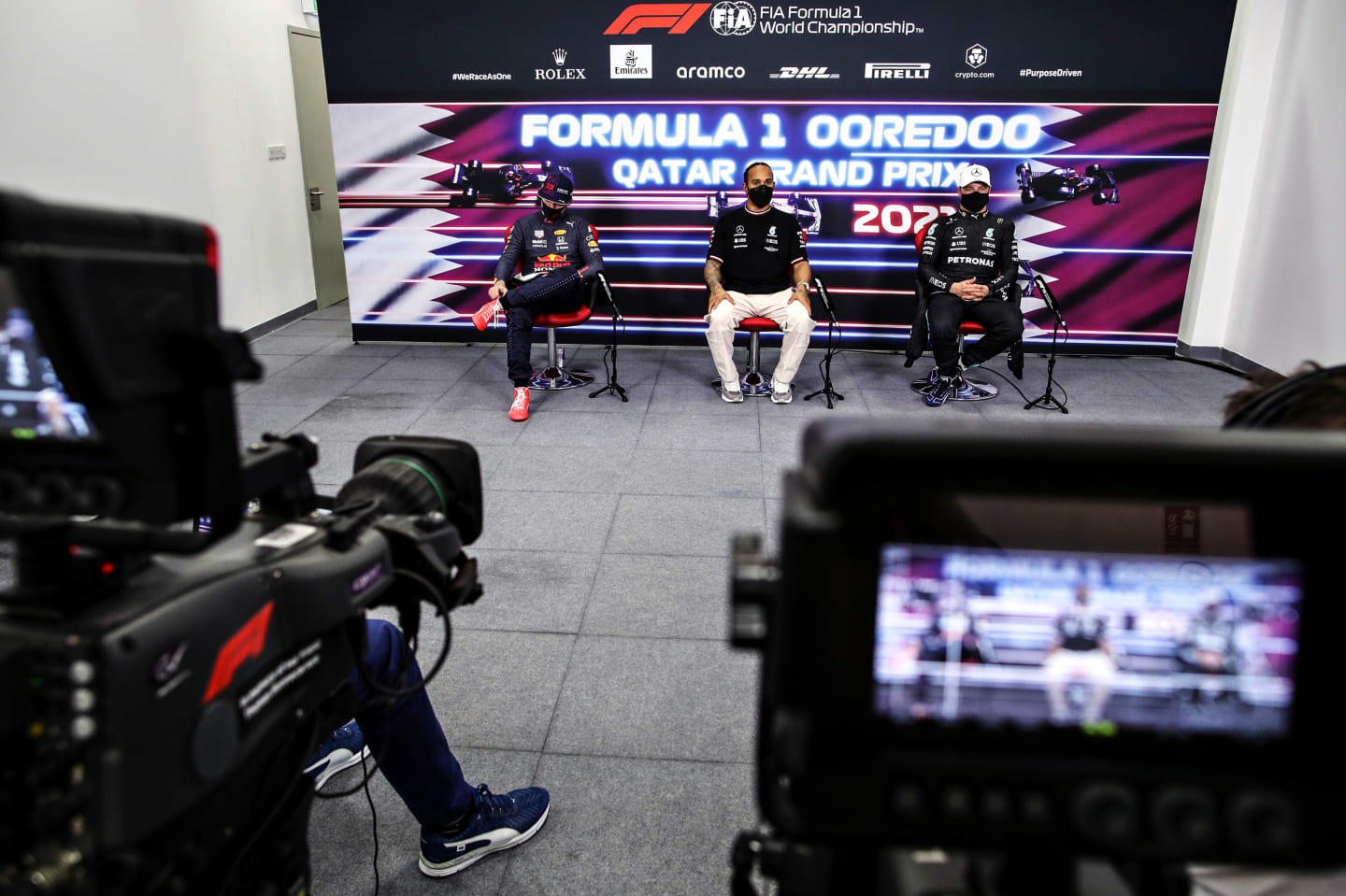 DOHA, QATAR - NOVEMBER 20: Pole position qualifier Lewis Hamilton of Great Britain and Mercedes GP, second placed qualifier Max Verstappen of Netherlands and Red Bull Racing and third placed qualifier Valtteri Bottas of Finland and Mercedes GP talk in a press conference after qualifying ahead of the F1 Grand Prix of Qatar at Losail International Circuit on November 20, 2021 in Doha, Qatar. (Photo by Florent Gooden - Pool/Getty Images)