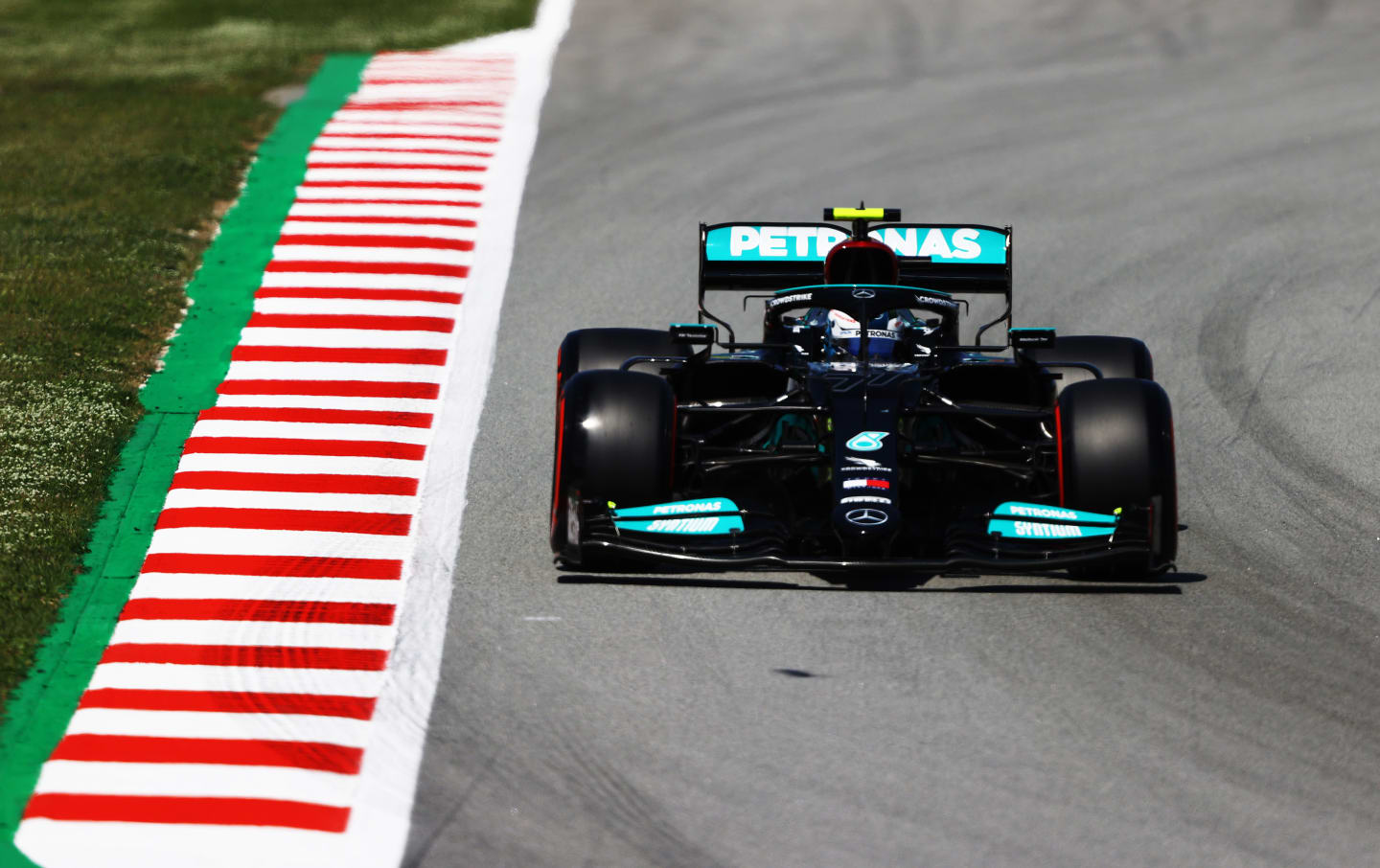 BARCELONA, SPAIN - MAY 08: Valtteri Bottas of Finland driving the (77) Mercedes AMG Petronas F1 Team Mercedes W12 on track during qualifying for the F1 Grand Prix of Spain at Circuit de Barcelona-Catalunya on May 08, 2021 in Barcelona, Spain. (Photo by Bryn Lennon/Getty Images)