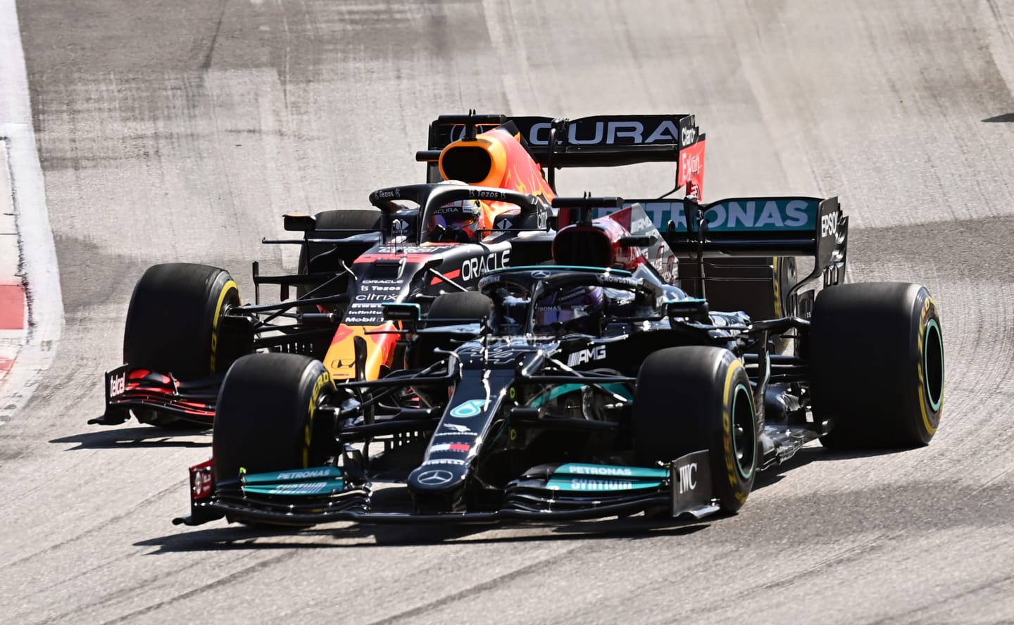 AUSTIN, TEXAS - OCTOBER 24: Lewis Hamilton of Great Britain driving the (44) Mercedes AMG Petronas F1 Team Mercedes W12 and Max Verstappen of the Netherlands driving the (33) Red Bull Racing RB16B Honda battle for position at the start during the F1 Grand Prix of USA at Circuit of The Americas on October 24, 2021 in Austin, Texas. (Photo by Clive Mason - Formula 1/Formula 1 via Getty Images)