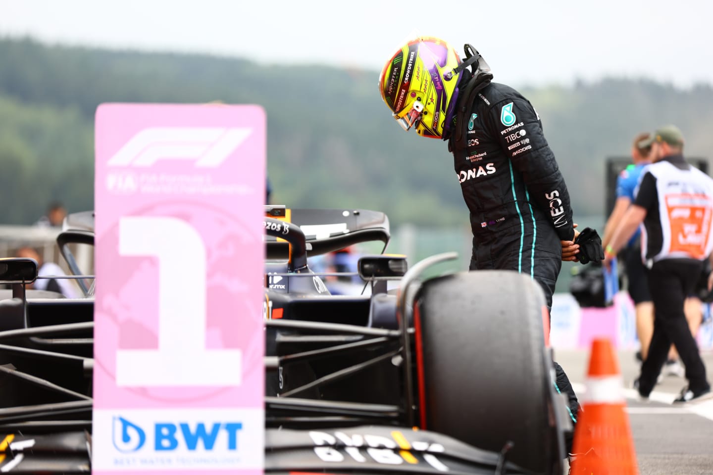 SPA, BELGIUM - AUGUST 27: 7th place qualifier Lewis Hamilton of Great Britain and Mercedes inspects the car of Max Verstappen of the Netherlands and Oracle Red Bull Racing in parc ferme during qualifying ahead of the F1 Grand Prix of Belgium at Circuit de Spa-Francorchamps on August 27, 2022 in Spa, Belgium. (Photo by Mark Thompson/Getty Images)