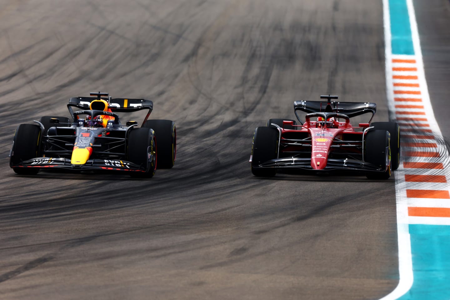 MIAMI, FLORIDA - MAY 08: Max Verstappen of the Netherlands driving the (1) Oracle Red Bull Racing RB18 and Charles Leclerc of Monaco driving (16) the Ferrari F1-75 compete for position on track during the F1 Grand Prix of Miami at the Miami International Autodrome on May 08, 2022 in Miami, Florida. (Photo by Mark Thompson/Getty Images)