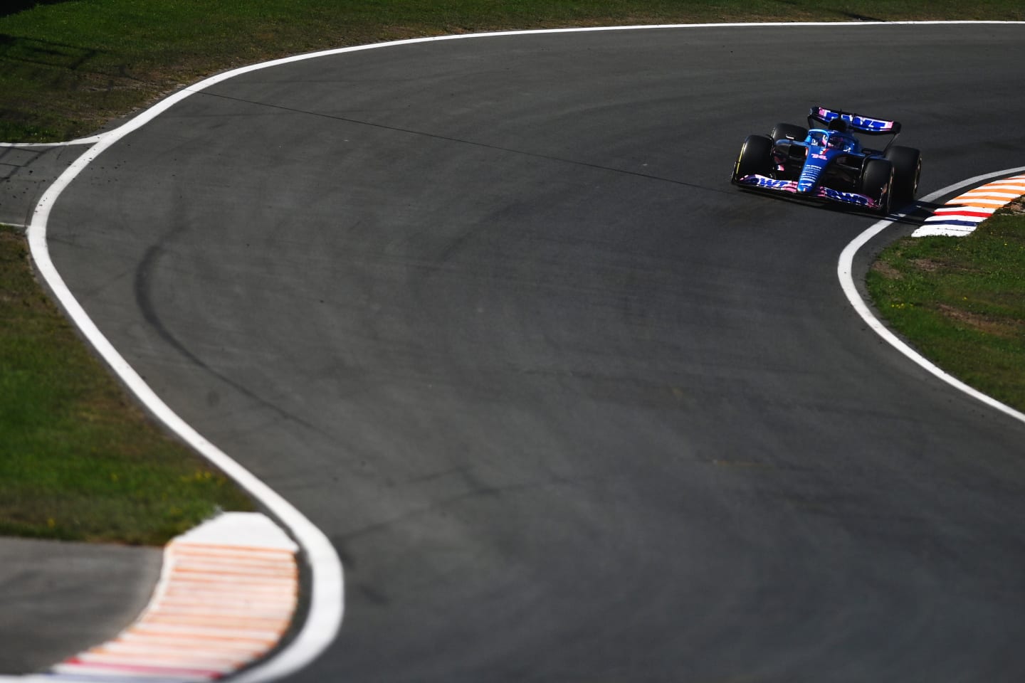 ZANDVOORT, NETHERLANDS - SEPTEMBER 03: Fernando Alonso of Spain driving the (14) Alpine F1 A522 Renault on track during final practice ahead of the F1 Grand Prix of The Netherlands at Circuit Zandvoort on September 03, 2022 in Zandvoort, Netherlands. (Photo by Dan Mullan/Getty Images)