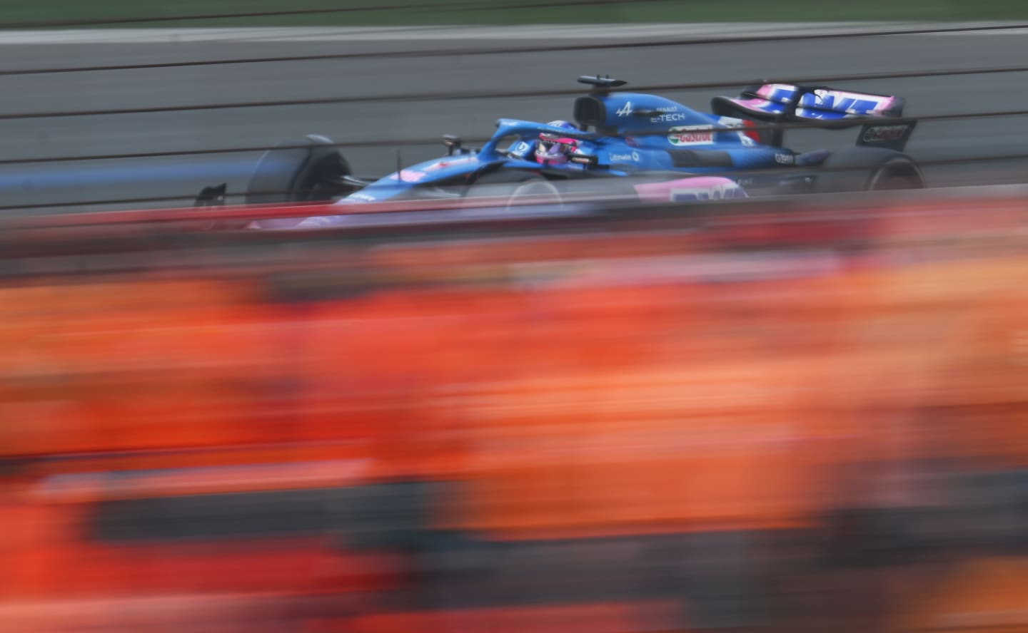 ZANDVOORT, NETHERLANDS - SEPTEMBER 04: Fernando Alonso of Spain driving the (14) Alpine F1 A522 Renault on track during the F1 Grand Prix of The Netherlands at Circuit Zandvoort on September 04, 2022 in Zandvoort, Netherlands. (Photo by Clive Mason/Getty Images)