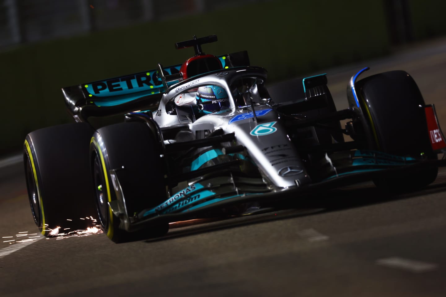 SINGAPORE, SINGAPORE - SEPTEMBER 30: George Russell of Great Britain driving the (63) Mercedes AMG Petronas F1 Team W13 on track during practice ahead of the F1 Grand Prix of Singapore at Marina Bay Street Circuit on September 30, 2022 in Singapore, Singapore. (Photo by Mark Thompson/Getty Images,)