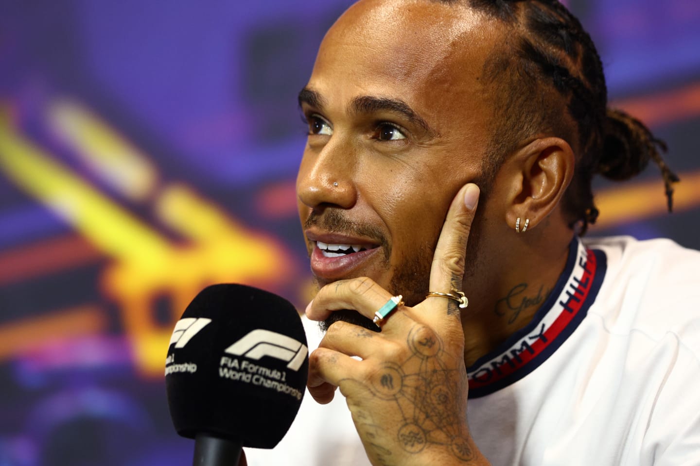 SINGAPORE, SINGAPORE - SEPTEMBER 29: Lewis Hamilton of Great Britain and Mercedes attends the Drivers Press Conference during previews ahead of the F1 Grand Prix of Singapore at Marina Bay Street Circuit on September 29, 2022 in Singapore, Singapore. (Photo by Clive Rose/Getty Images,)