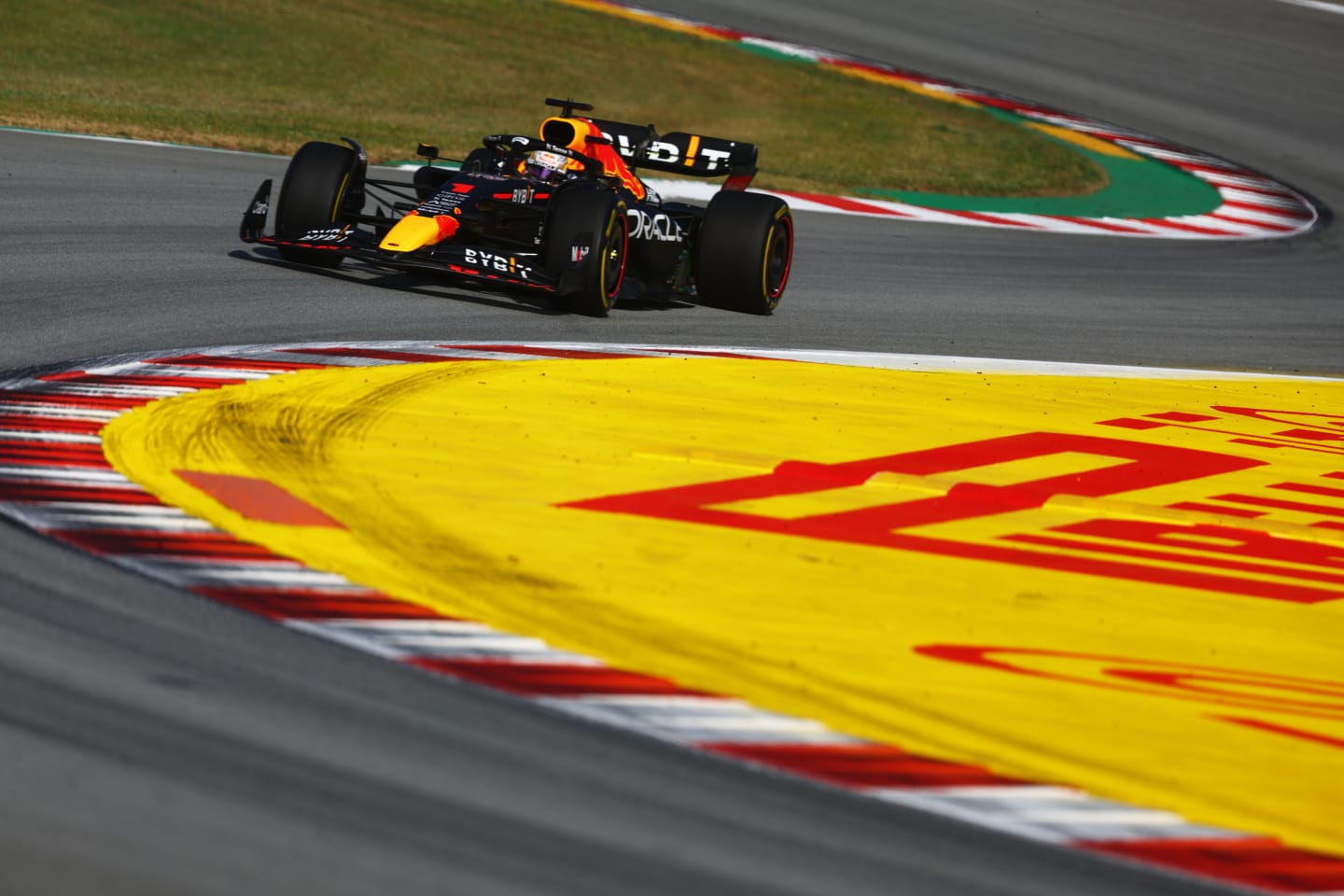 BARCELONA, SPAIN - MAY 20: Max Verstappen of the Netherlands driving the (1) Oracle Red Bull Racing RB18 on track during practice ahead of the F1 Grand Prix of Spain at Circuit de Barcelona-Catalunya on May 20, 2022 in Barcelona, Spain. (Photo by Mark Thompson/Getty Images)