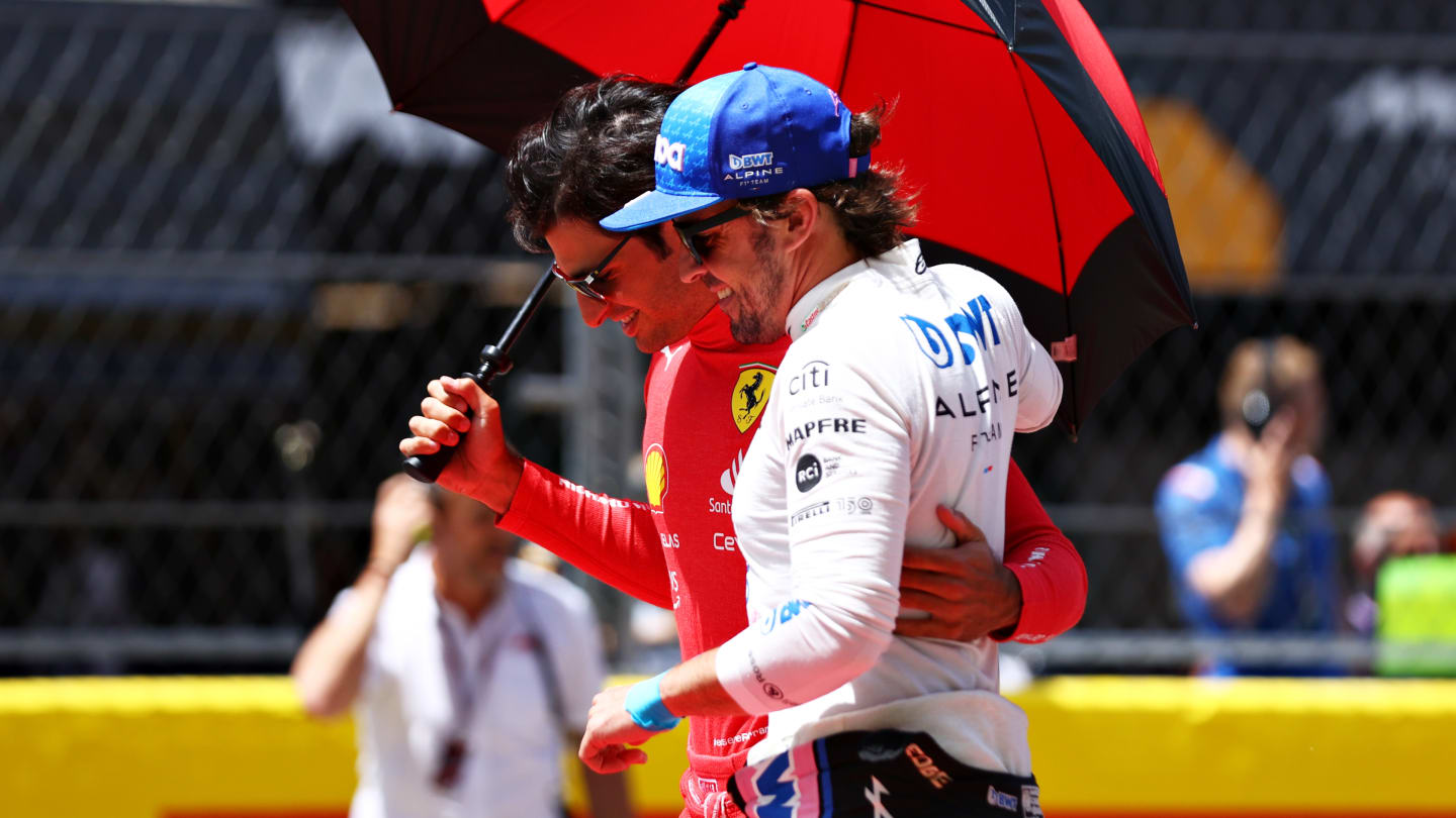 BARCELONA, SPAIN - MAY 22: Carlos Sainz of Spain and Ferrari and Fernando Alonso of Spain and Alpine F1 hug on the grid during the F1 Grand Prix of Spain at Circuit de Barcelona-Catalunya on May 22, 2022 in Barcelona, Spain. (Photo by Dan Istitene - Formula 1/Formula 1 via Getty Images)
