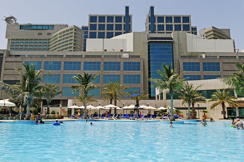(GERMANY OUT) United Arab Emirates - Abu Dhabi: Swimming pool of the Hotel Beach Rotana & Towers