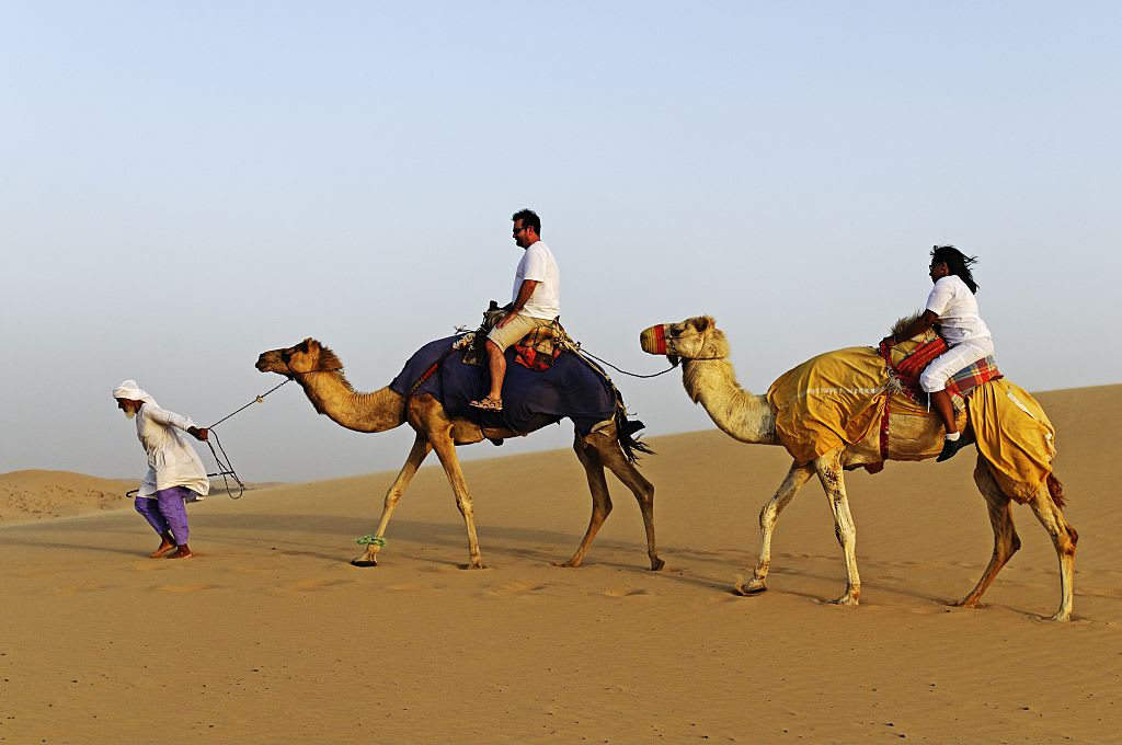 (GERMANY OUT) United Arab Emirates - Abu Dhabi: Bedouin guiding tourists on camels on a tour