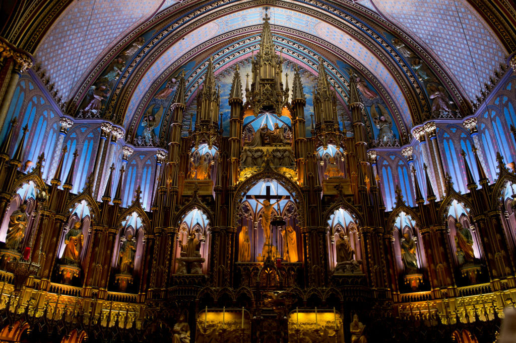 Chœur et maître-autel réalisé vers les années 1870, basilique Notre-Dame, église-mère au style