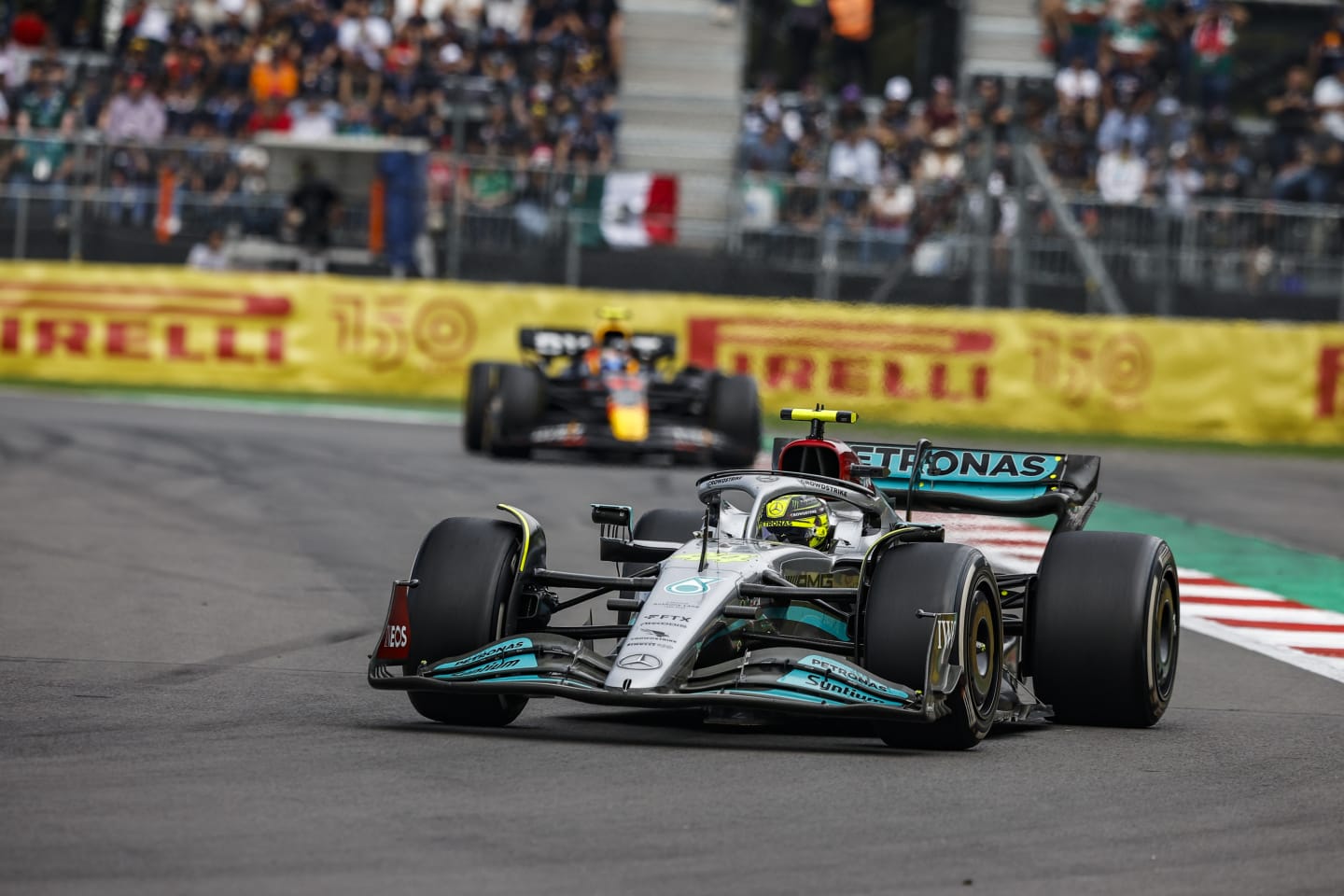 44 Lewis Hamilton, Mercedes AMG Petronas Formula One Team, W13, 11 Sergio Perez, Oracle Red Bull