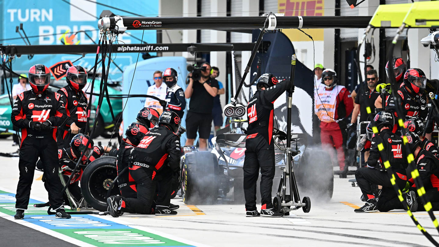 haas-pit-stop-2.png