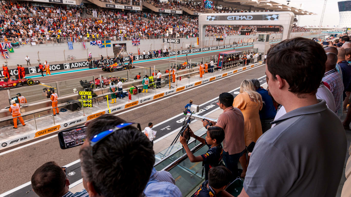 Enjoy an unforgettable experience in the Yas Marina paddock
