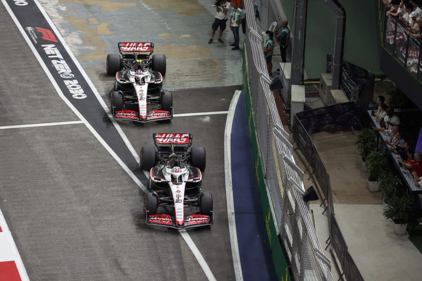 MARINA BAY STREET CIRCUIT, SINGAPORE - SEPTEMBER 17: Kevin Magnussen, Haas VF-23, and Nico