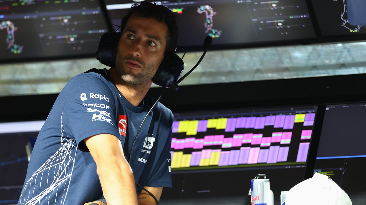 ricciardo-singapore-pit-wall-2023.png