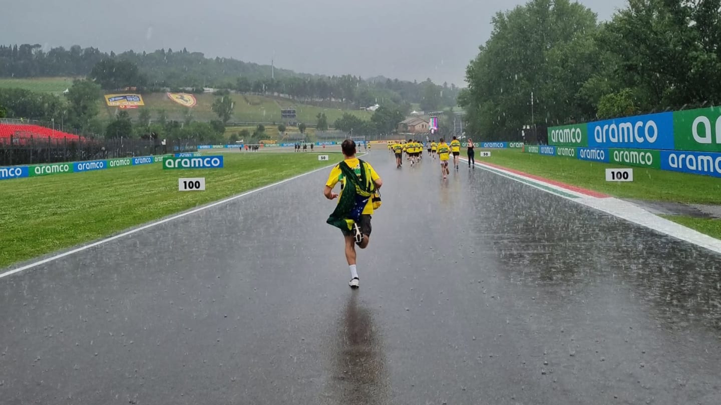 Vettel leads the tribute under the rain