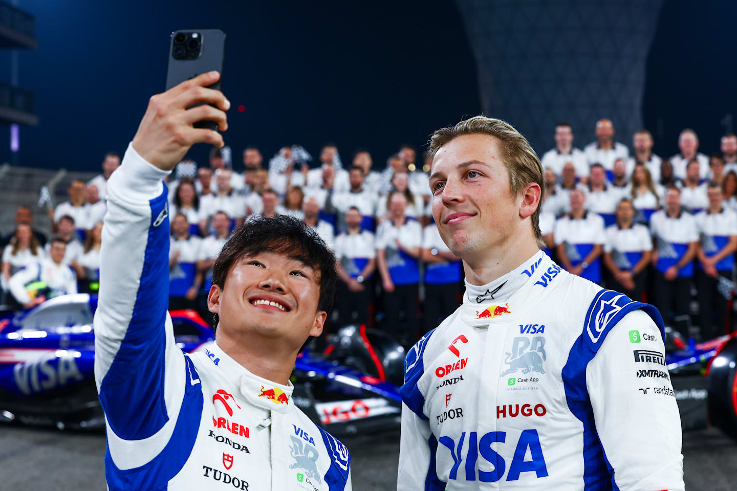 ABU DHABI, EMIRATOS ÁRABES UNIDOS - 06 DE DICIEMBRE: Yuki Tsunoda de Japón y Visa Cash App RB y Liam