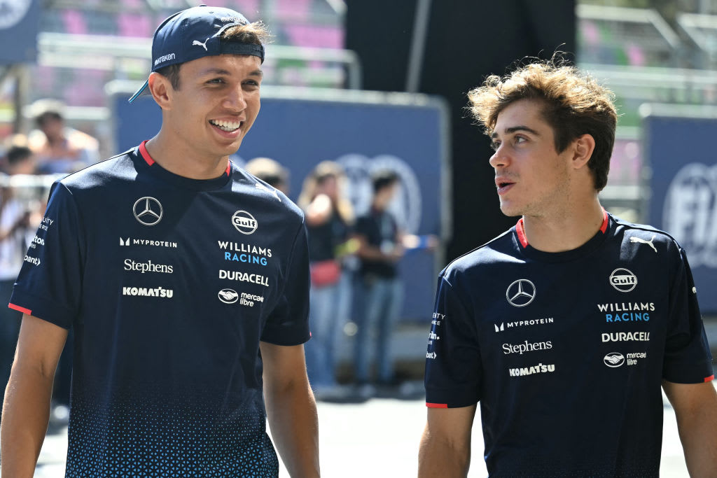 El piloto tailandés de Williams, Alexander Albon, y el piloto argentino de Williams, Franco Colapinto, asisten a la