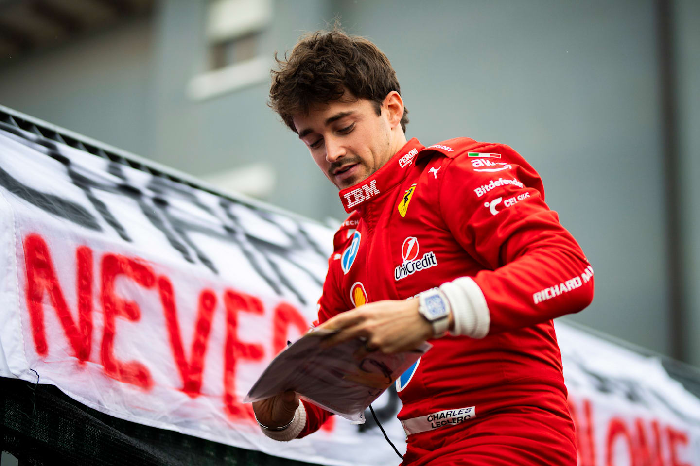 Lewis Hamilton probando el Ferrari F1SF 75 en el circuito de Fiorano, en Maranello, Italia, el pasado mes de enero