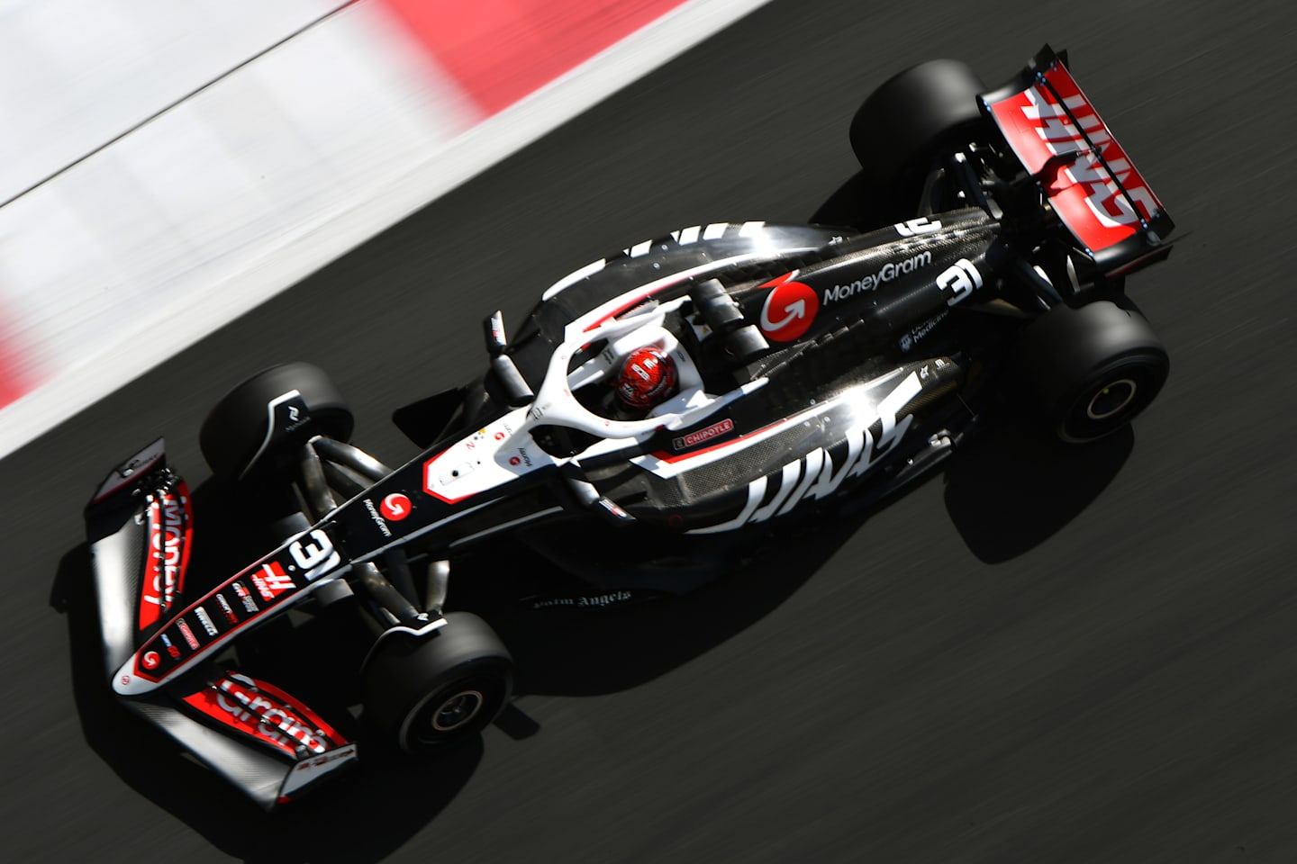 ABU DHABI, EMIRATOS ÁRABES UNIDOS - 10 DE DICIEMBRE: Esteban Ocon de Francia conduciendo el (31) Haas F1