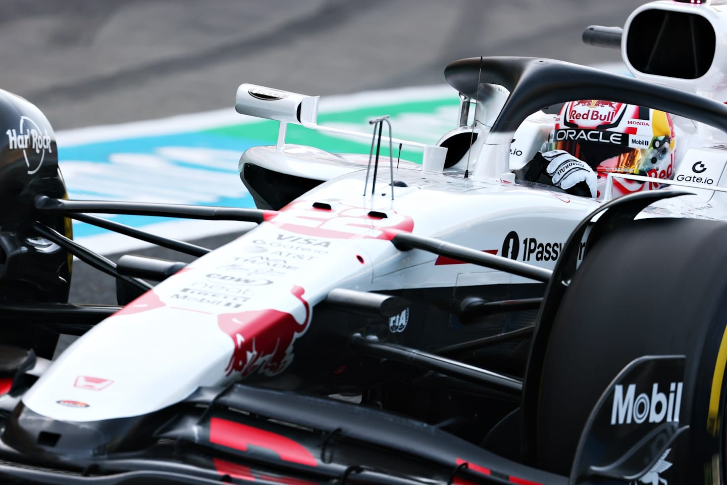SUZUKA, JAPAN - APRIL 04: Yuki Tsunoda of Japan driving the (22) Oracle Red Bull Racing RB21 in the