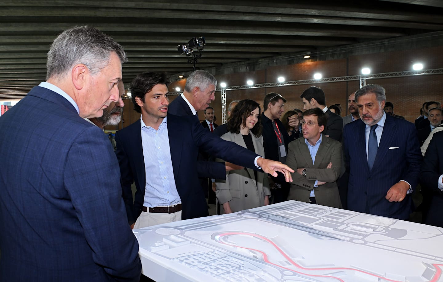 MADRID, ESPAÑA - 25 DE ABRIL: Carlos Sainz de España y Williams señalan un modelo de la Fórmula 1