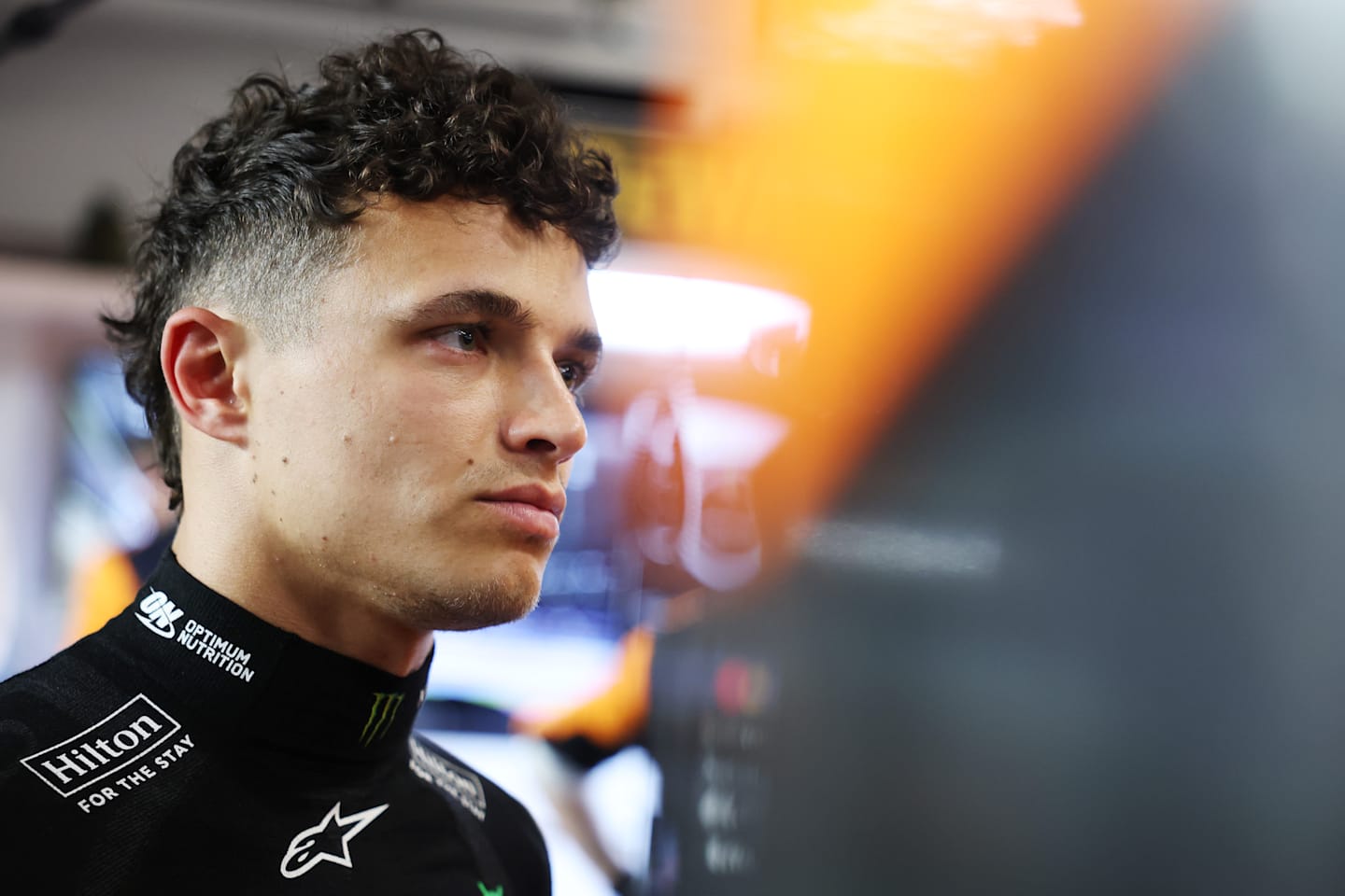 JEDDAH, ARABIA SAUDITA - 20 DE ABRIL: Lando Norris de Gran Bretaña y McLaren observan antes de la F1