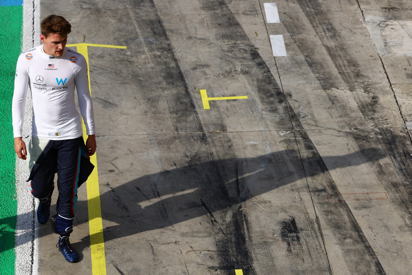 MONZA, ITALY - SEPTEMBER 02: 15th placed qualifier Logan Sargeant of United States and Williams walks in the Pitlane during qualifying ahead of the F1 Grand Prix of Italy at Autodromo Nazionale Monza on September 02, 2023 in Monza, Italy. (Photo by Mark Thompson/Getty Images)