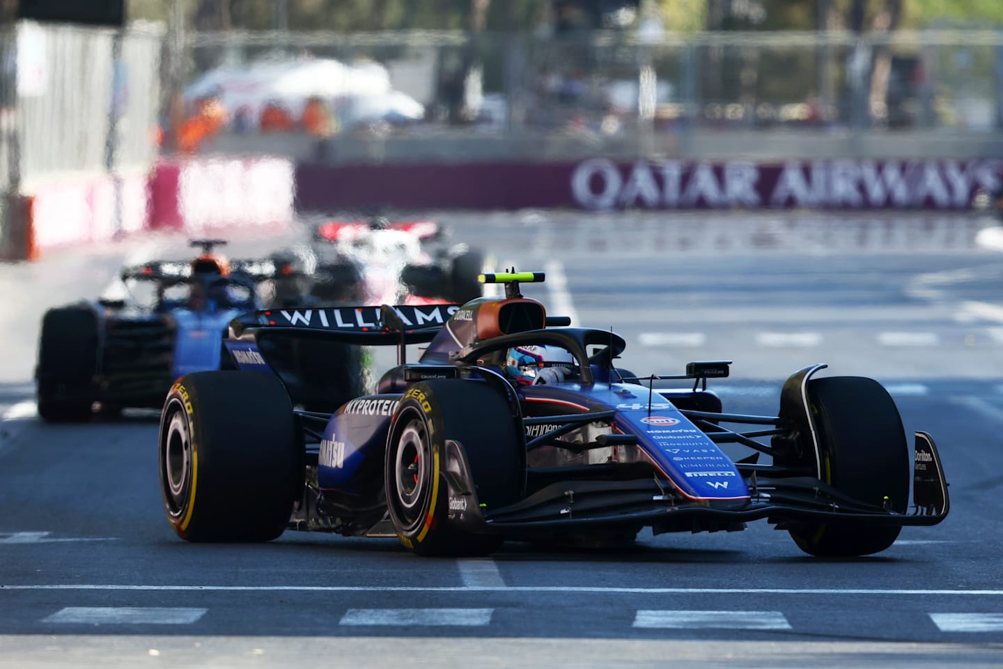 BAKU, AZERBAIYÁN - 15 DE SEPTIEMBRE: Franco Colapinto de Argentina conduce el (43) Williams FW46 Mercedes en la pista durante el Gran Premio de F1 de Azerbaiyán en el Circuito de la Ciudad de Bakú. (Foto de Joe Portlock - Fórmula 1/Fórmula 1 vía Getty Images)