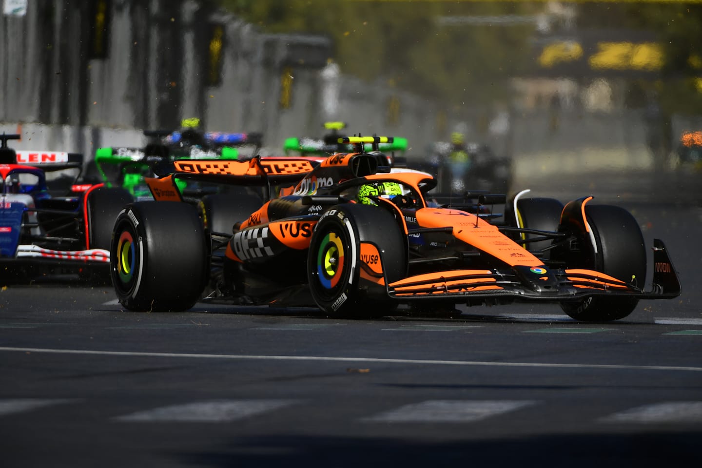 BAKÚ, AZERBAIYÁN - 15 DE SEPTIEMBRE: El británico Lando Norris conduce el (4) McLaren MCL38 Mercedes en la pista durante el Gran Premio de F1 de Azerbaiyán en el Circuito de la Ciudad de Bakú el 15 de septiembre de 2024 en Bakú, Azerbaiyán. (Foto de James Sutton/Getty Images)