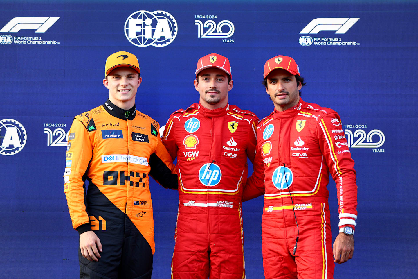 BAKU, AZERBAIYÁN - 14 DE SEPTIEMBRE: Charles Leclerc, que obtuvo la pole position, Oscar Piastri y Carlos Sainz, que quedó en tercer lugar, posan para una foto durante la clasificación previa al Gran Premio de F1 de Azerbaiyán. (Foto de Clive Rose - Fórmula 1/Fórmula 1 vía Getty Images)