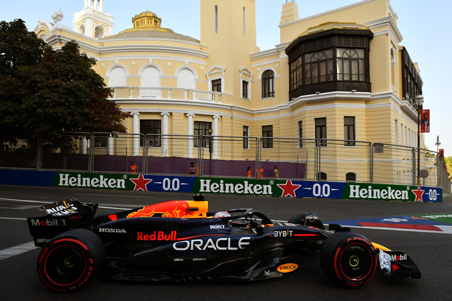 BAKU, AZERBAIYÁN - 14 DE SEPTIEMBRE: Max Verstappen de los Países Bajos conduce el (1) Oracle Red Bull Racing RB20 en la pista durante la clasificación previa al Gran Premio de F1 de Azerbaiyán en el Circuito de la Ciudad de Bakú. (Foto de James Sutton/Getty Images)