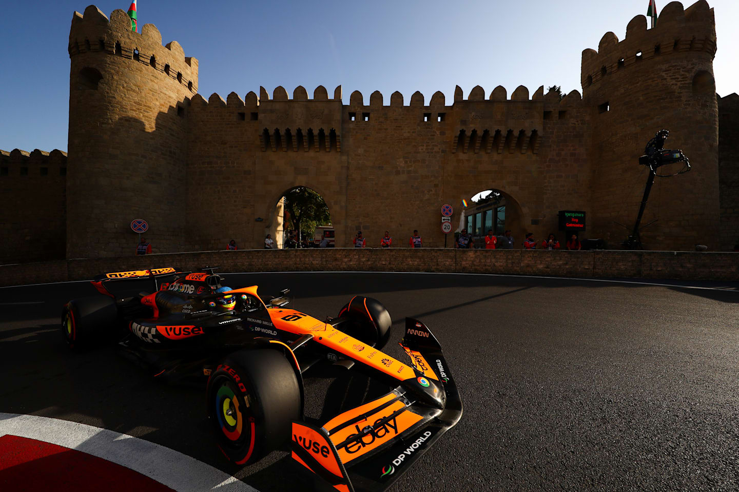 BAKU, AZERBAIYÁN - 14 DE SEPTIEMBRE: El australiano Oscar Piastri conduce el McLaren MCL38 Mercedes (81) en la pista durante la clasificación previa al Gran Premio de F1 de Azerbaiyán en el Circuito de la Ciudad de Bakú. (Foto de Peter Fox - Fórmula 1/Fórmula 1 vía Getty Images)