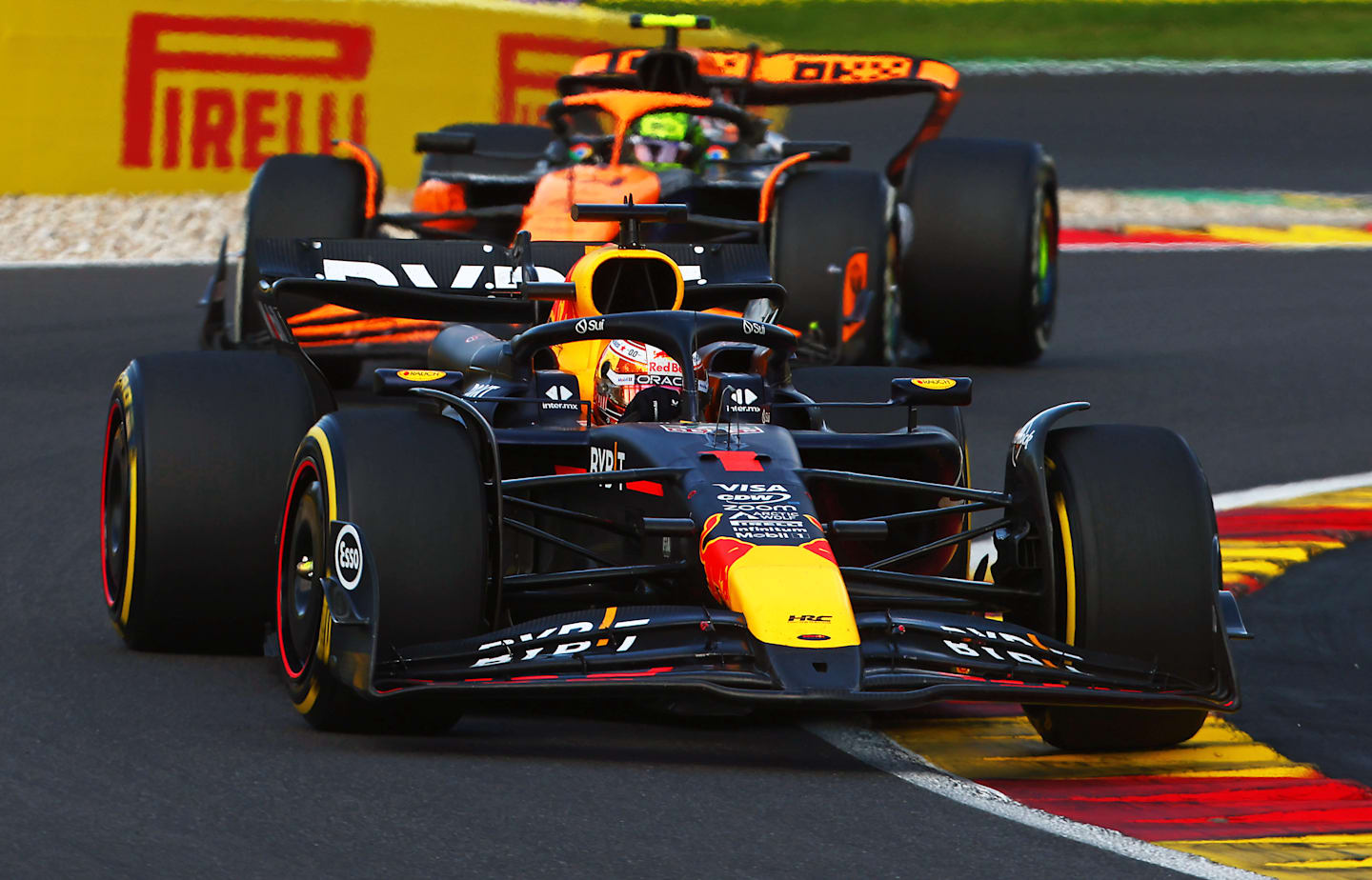 SPA, BÉLGICA - 28 DE JULIO: Max Verstappen de los Países Bajos conduciendo el (1) Oracle Red Bull Racing