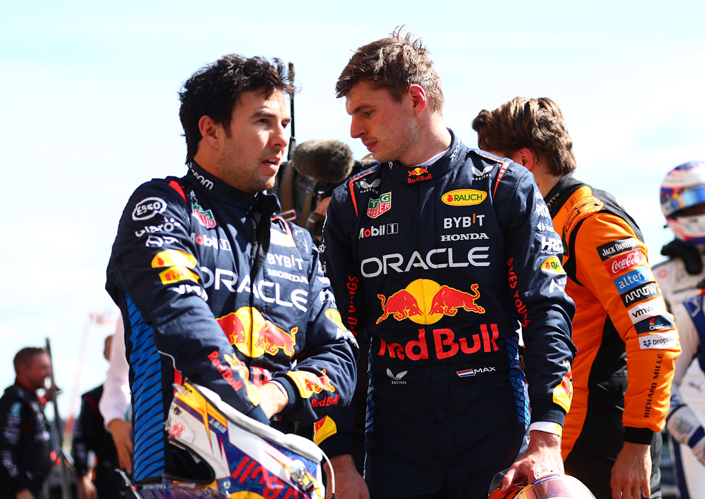 SPA, BÉLGICA - 28 DE JULIO: Max Verstappen, de los Países Bajos y Oracle Red Bull Racing, que ocupa el quinto puesto, y Sergio Pérez, que ocupa el octavo puesto, conversan en el parque cerrado durante el Gran Premio de Bélgica de F1 (Foto de Bryn Lennon - Fórmula 1/Fórmula 1 a través de Getty Images)