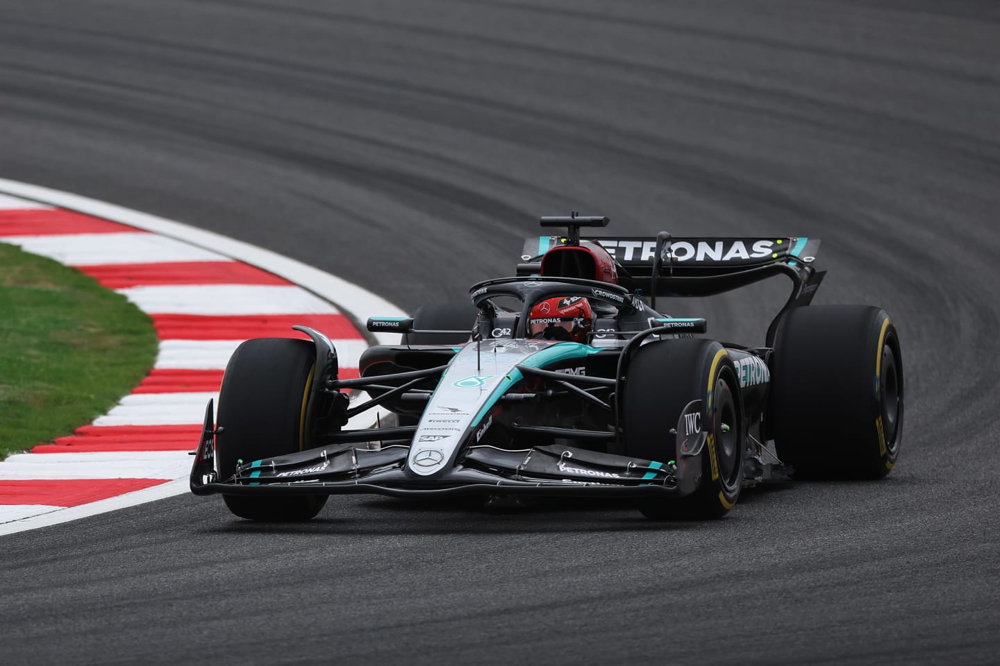 SHANGHAI, CHINA - APRIL 19: George Russell of Great Britain driving the (63) Mercedes AMG Petronas F1 Team W15 on track during Sprint Qualifying ahead of the F1 Grand Prix of China at Shanghai International Circuit on April 19, 2024 in Shanghai, China. (Photo by Lintao Zhang/Getty Images )