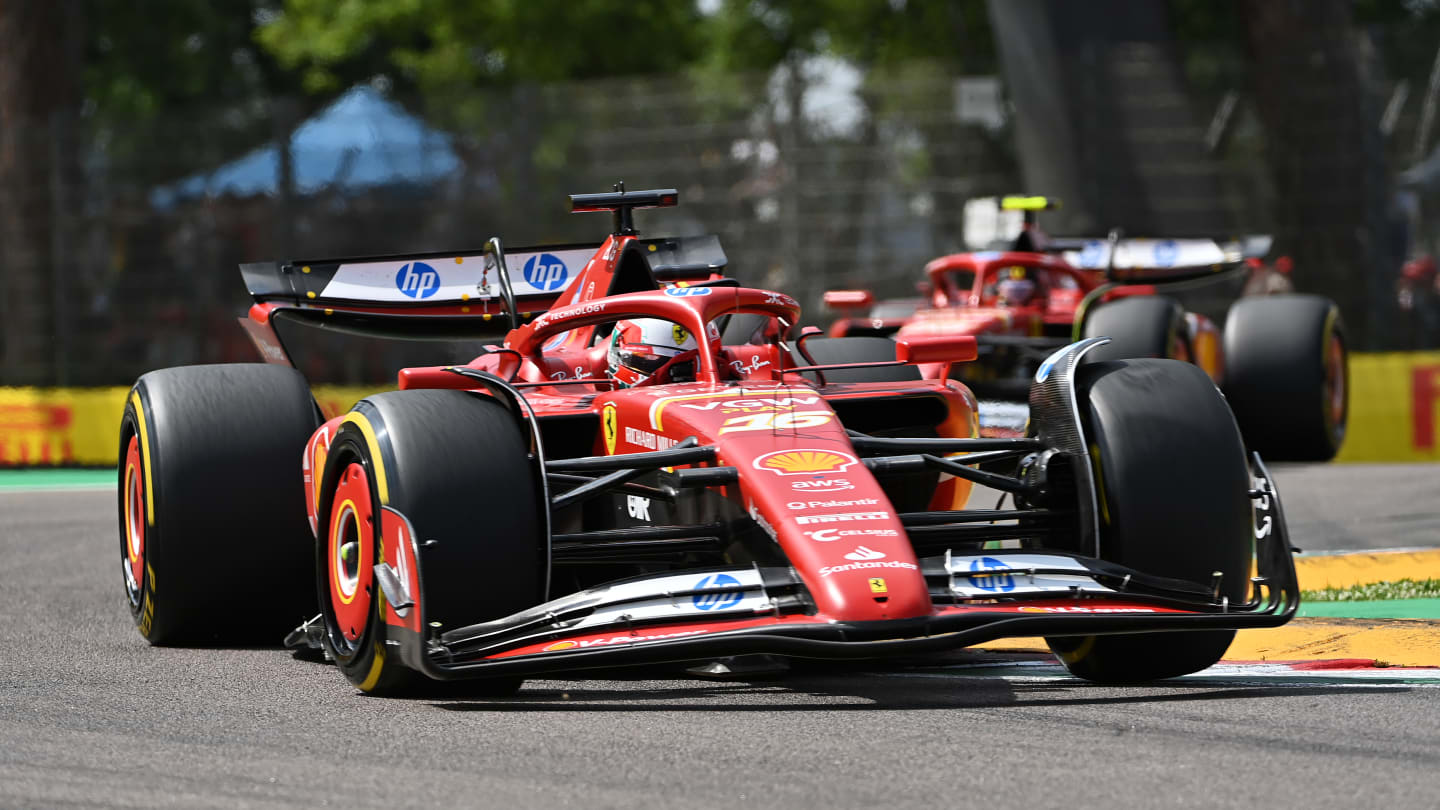 IMOLA, ITALIA - 19 DE MAYO: Charles Leclerc de Mónaco conduciendo el (16) Ferrari SF-24 en pista durante el