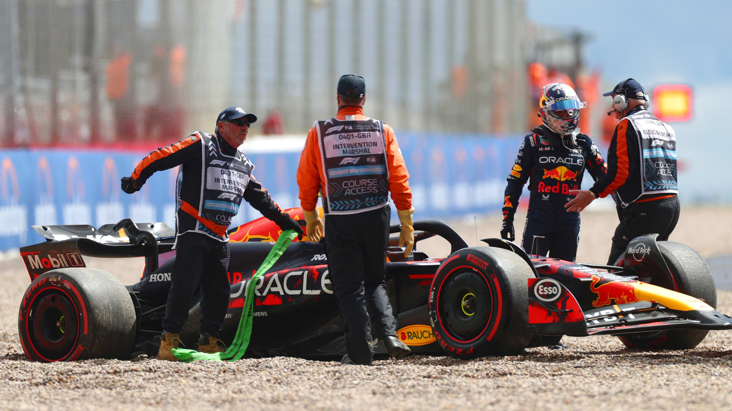 НОРТАМПТЪН, АНГЛИЯ - 06 ЮЛИ: Серхио Перес от Мексико и Oracle Red Bull Racing гледа след това