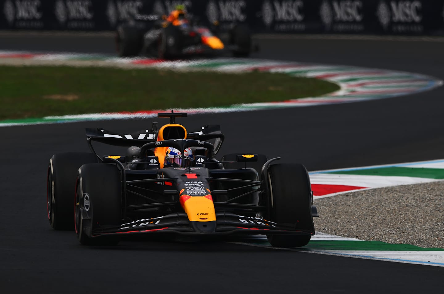 MONZA, ITALIA - 1 DE SEPTIEMBRE: Max Verstappen de los Países Bajos al volante del (1) Oracle Red Bull Racing RB20, por delante de Sergio Pérez de México al volante del (11) Oracle Red Bull Racing RB20 durante el Gran Premio de Italia de F1. (Foto de Rudy Carezzevoli/Getty Images)