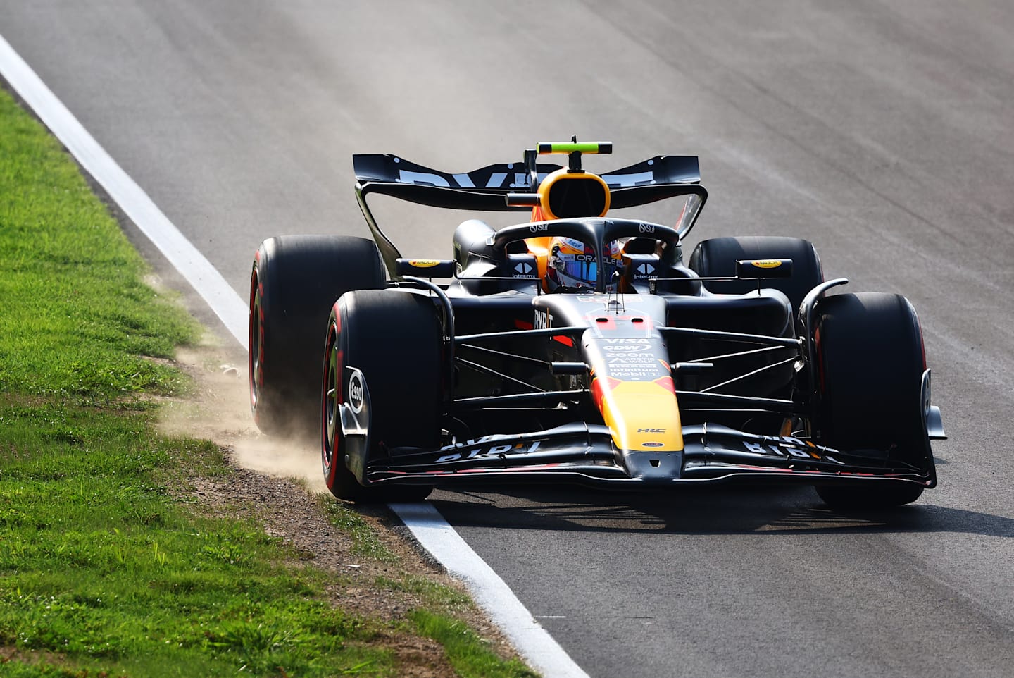 MONZA, ITALIA - 31 DE AGOSTO: Sergio Pérez de México conduciendo el (11) Oracle Red Bull Racing RB20 en la pista durante la clasificación antes del Gran Premio de Italia de F1 en el Autódromo Nacional de Monza el 31 de agosto de 2024 en Monza, Italia. (Foto de Clive Rose/Getty Images)